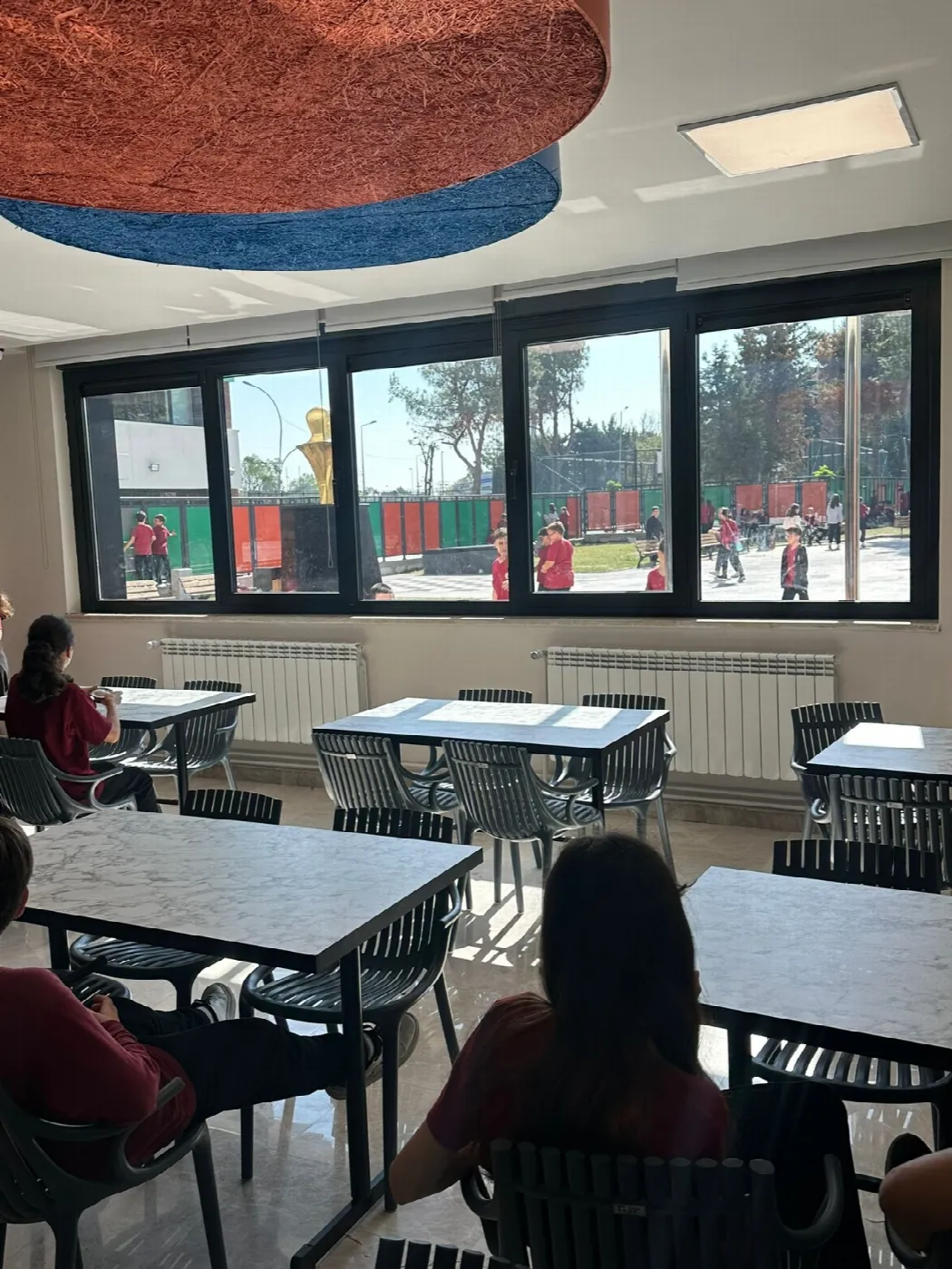 Okul dersliğinde pencere boyunca sıralanan Wellini radyatörler