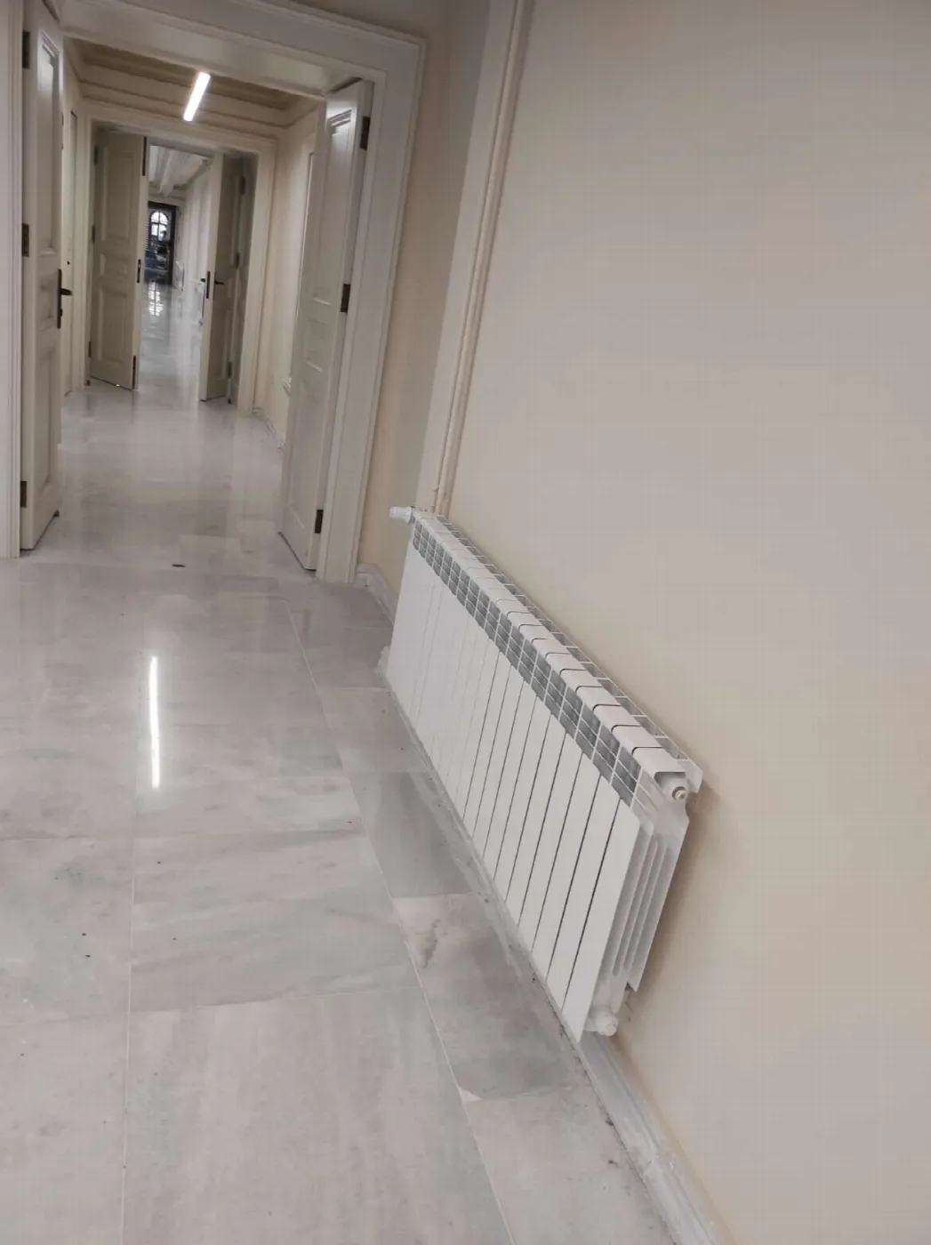 Kamu binası koridorunda duvar boyunca radyatör