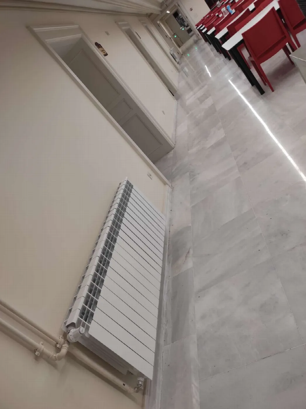 Mermer zeminli koridorda alüminyum döküm radyatör