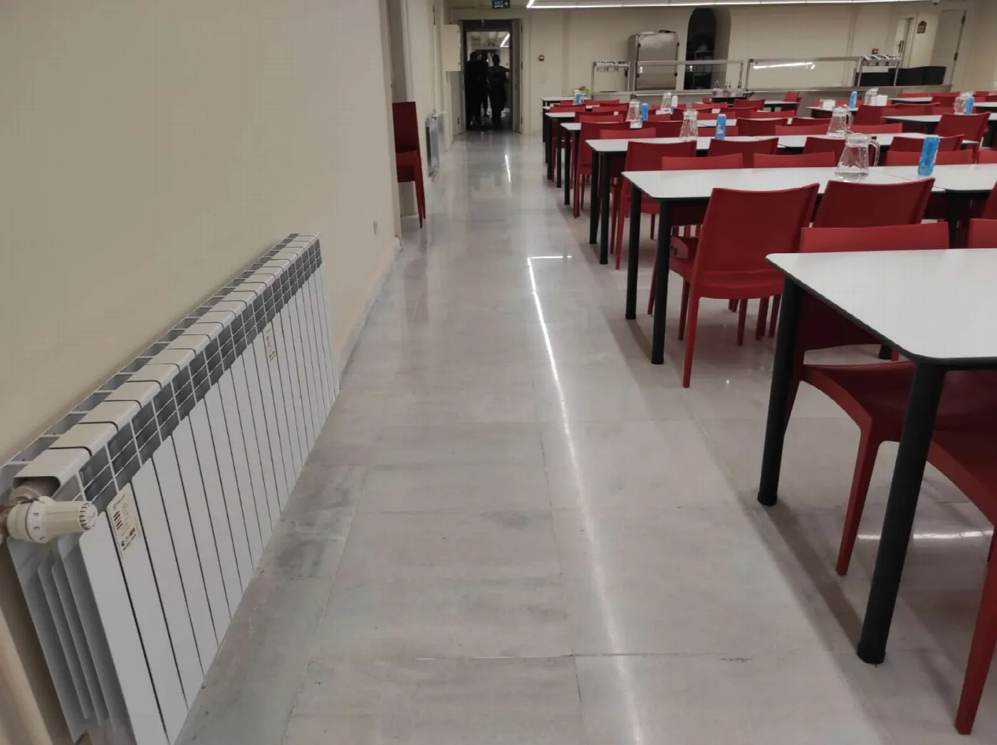Yemekhanede duvar boyunca radyatör grubu