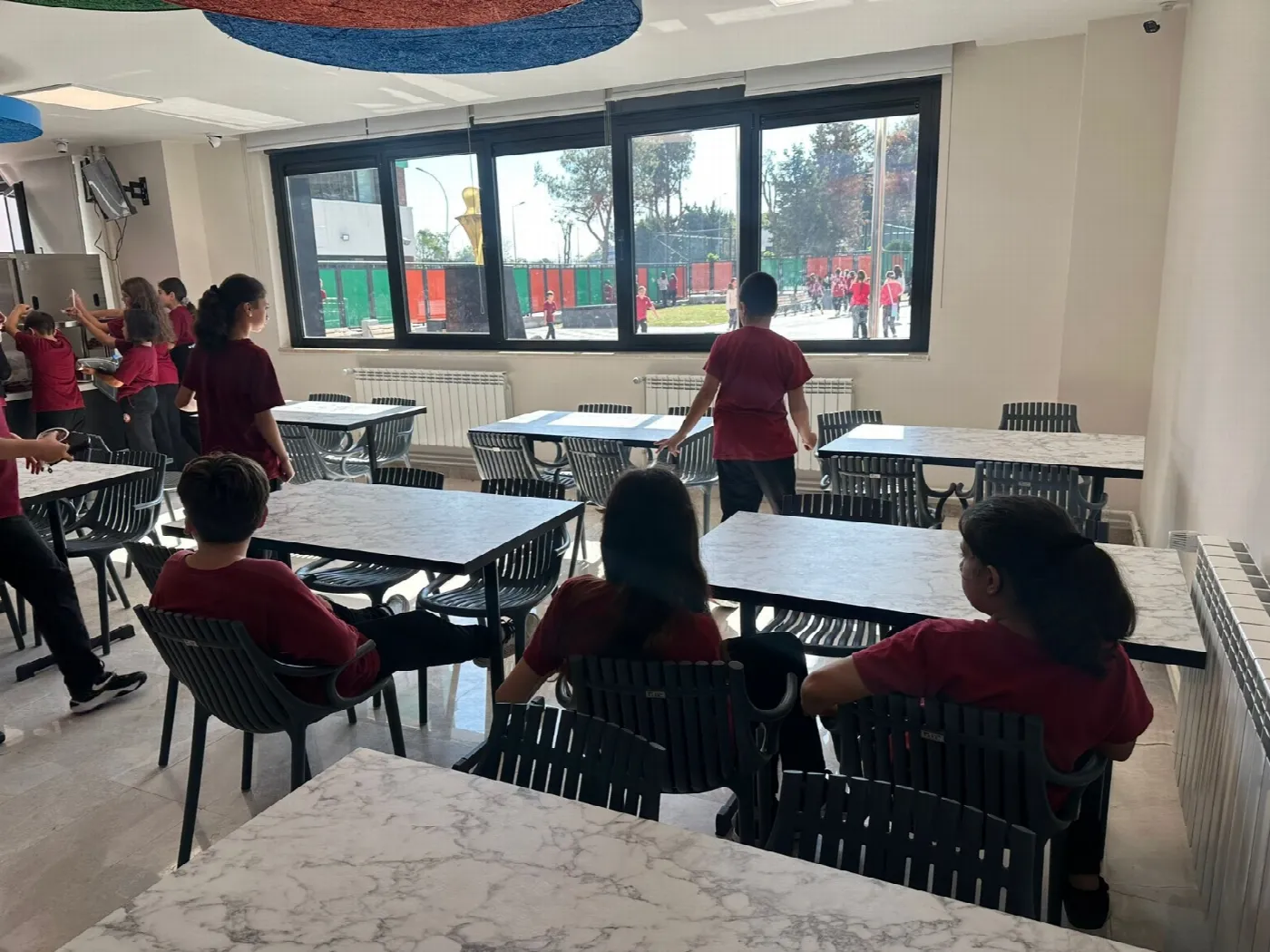 Okul dersliğinde pencere altına monte edilmiş Wellini alüminyum döküm radyatörler