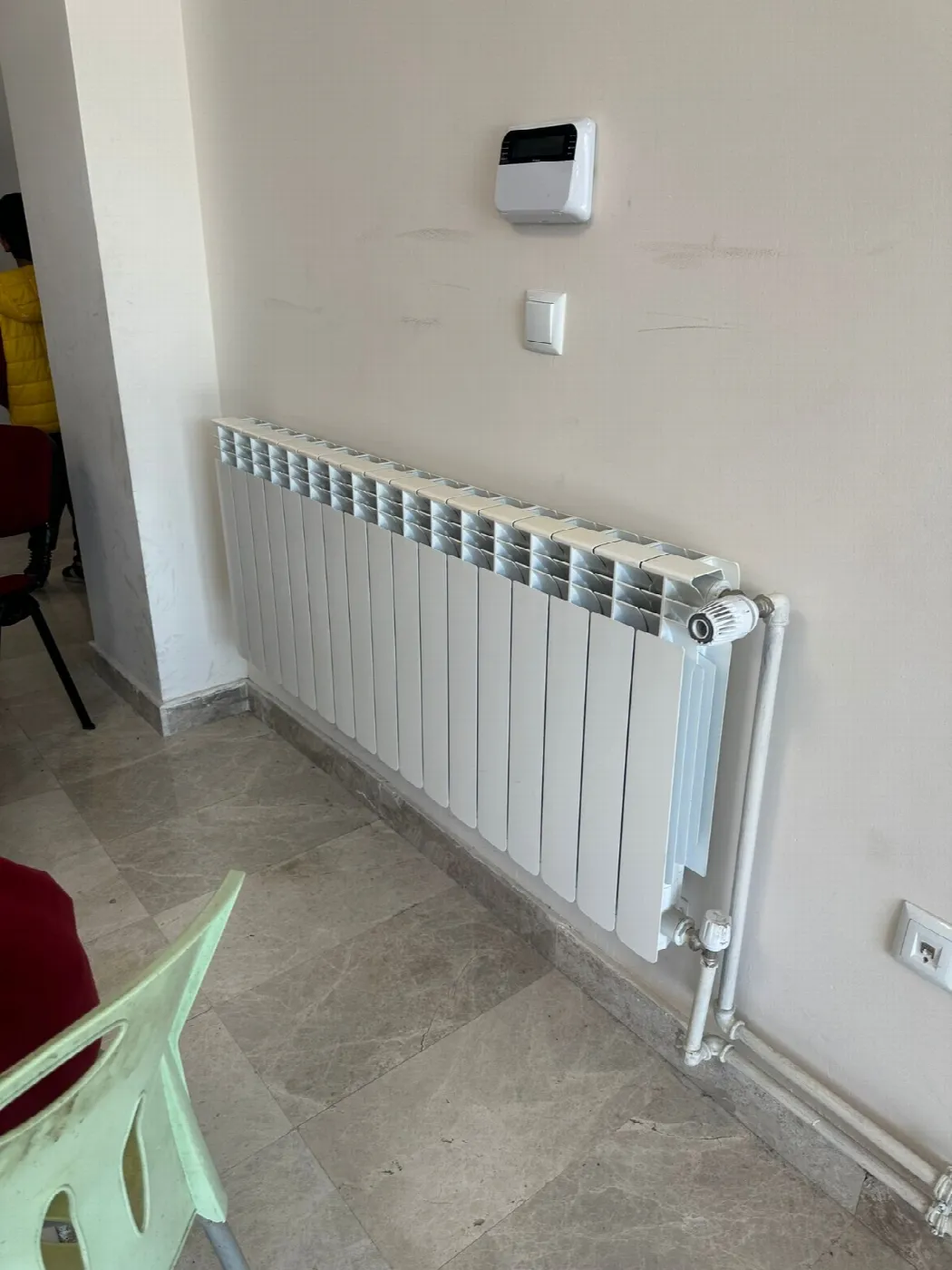 Sınıf köşesinde duvara monte Wellini radyatör