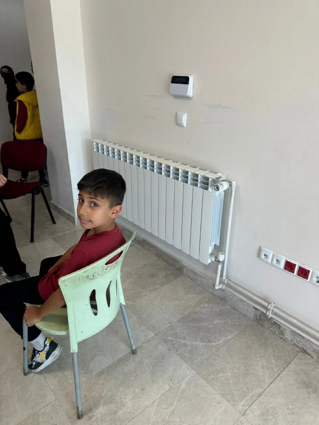 Derslik duvarında beyaz alüminyum döküm radyatör