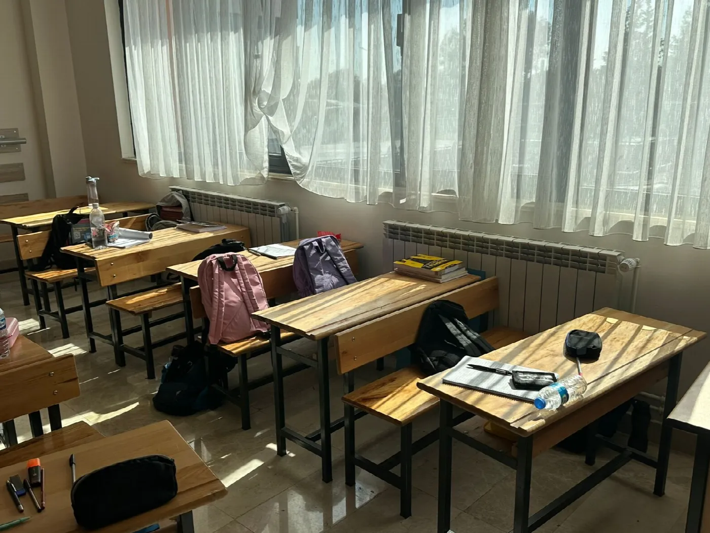 Ahşap sıralı derslikte pencere altı radyatör grubu