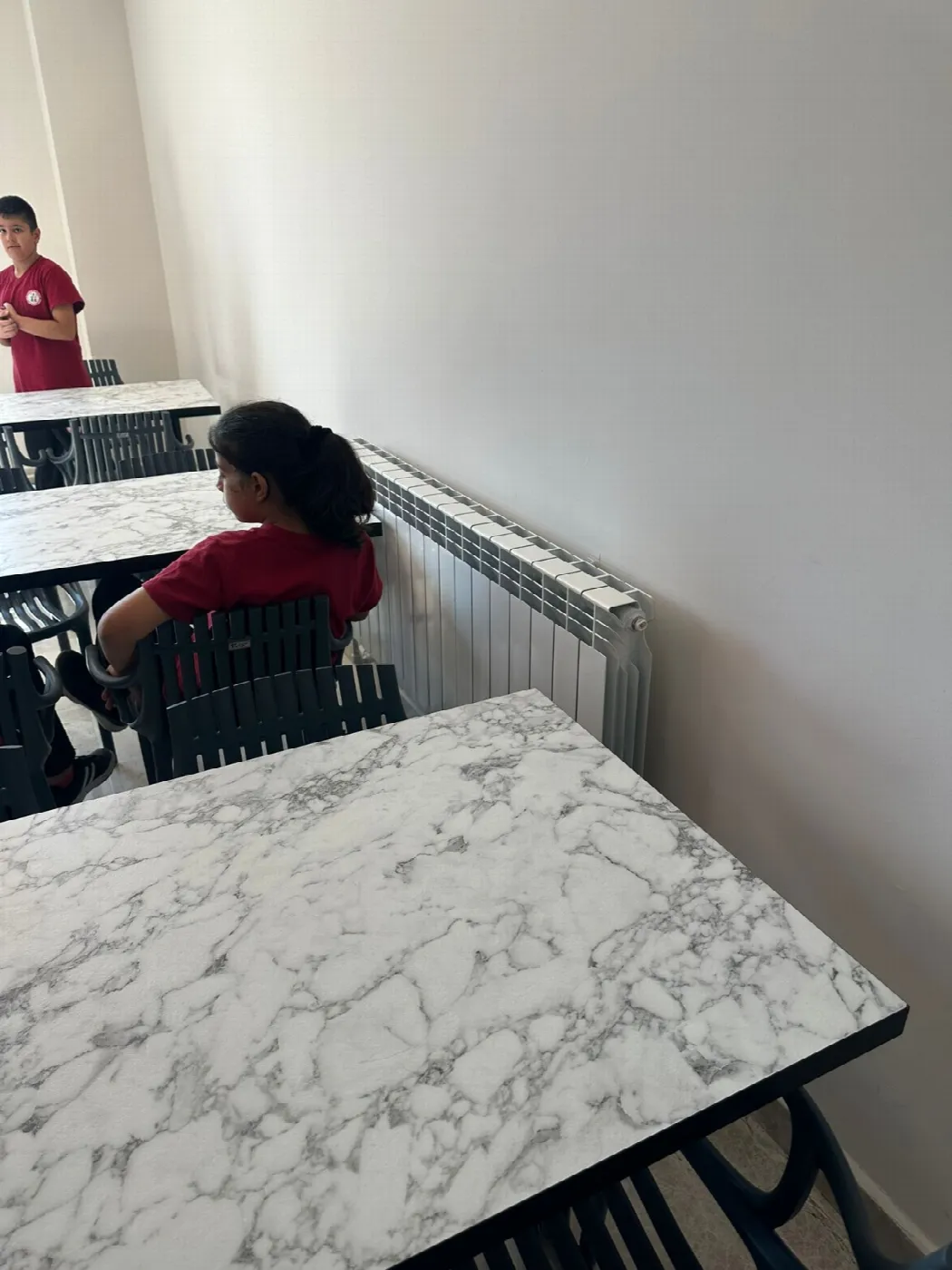 Sınıfta pencere kenarındaki radyatör